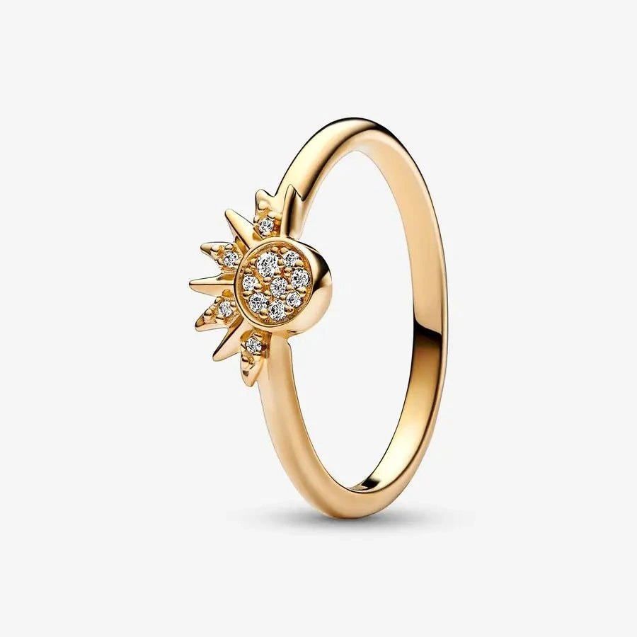 Anillo Dorado con Diseño de Sol y Zirconias