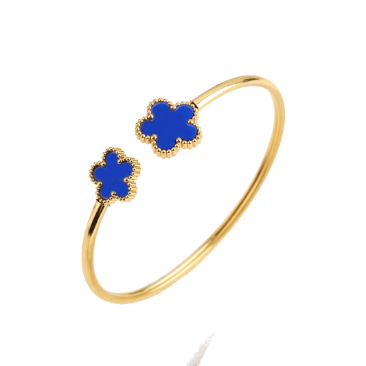 Brazalete Abierto con Detalle de Flor Azul en Oro