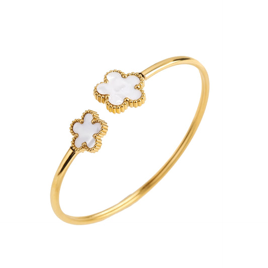 Brazalete Abierto con Detalle de Flor Blanca en Oro