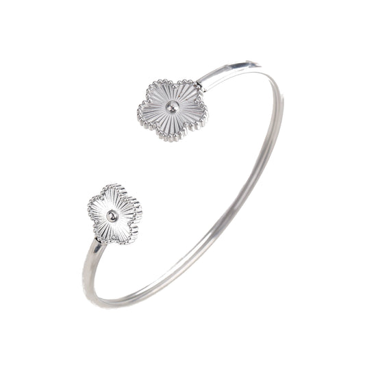 Brazalete Abierto con Detalle de Flor Plateada en Plata