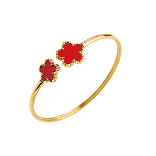 Brazalete Abierto con Detalle de Flor Roja en Oro