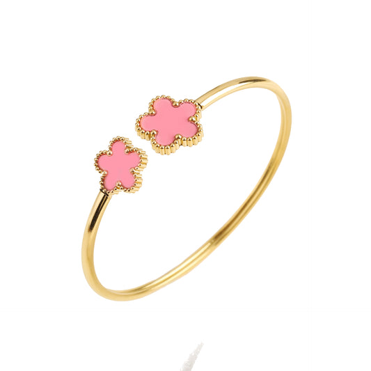 Brazalete Abierto con Detalle de Flor Rosa en Oro