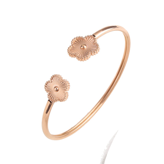 Brazalete Abierto con Detalle de Flor en Oro Rosa