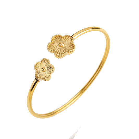 Brazalete Abierto con Detalle de Flor Solar en Oro